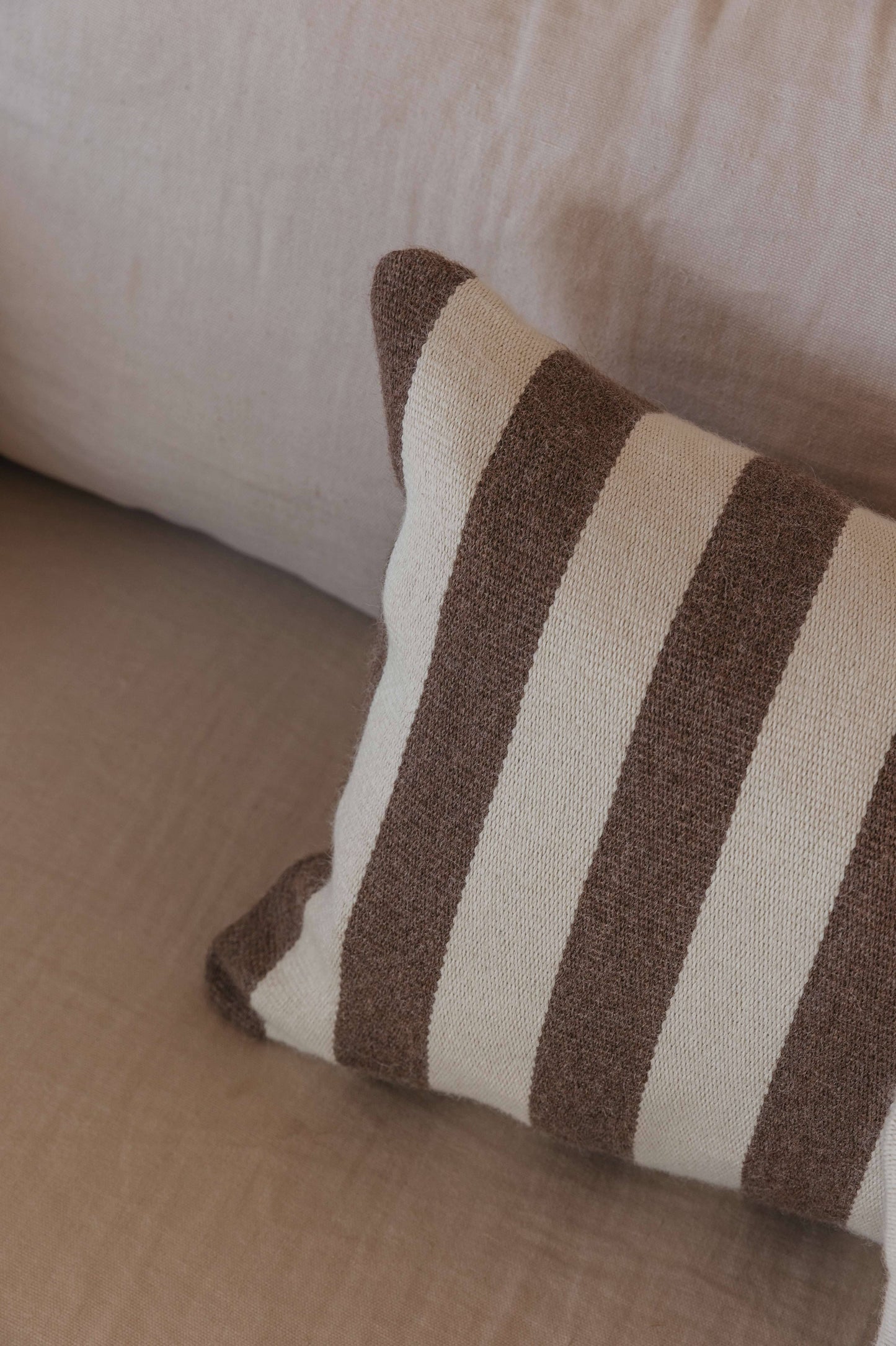 Almohadón artesanal XL en alpaca cruda. Hecho a mano en España, de ÁBBATTE.