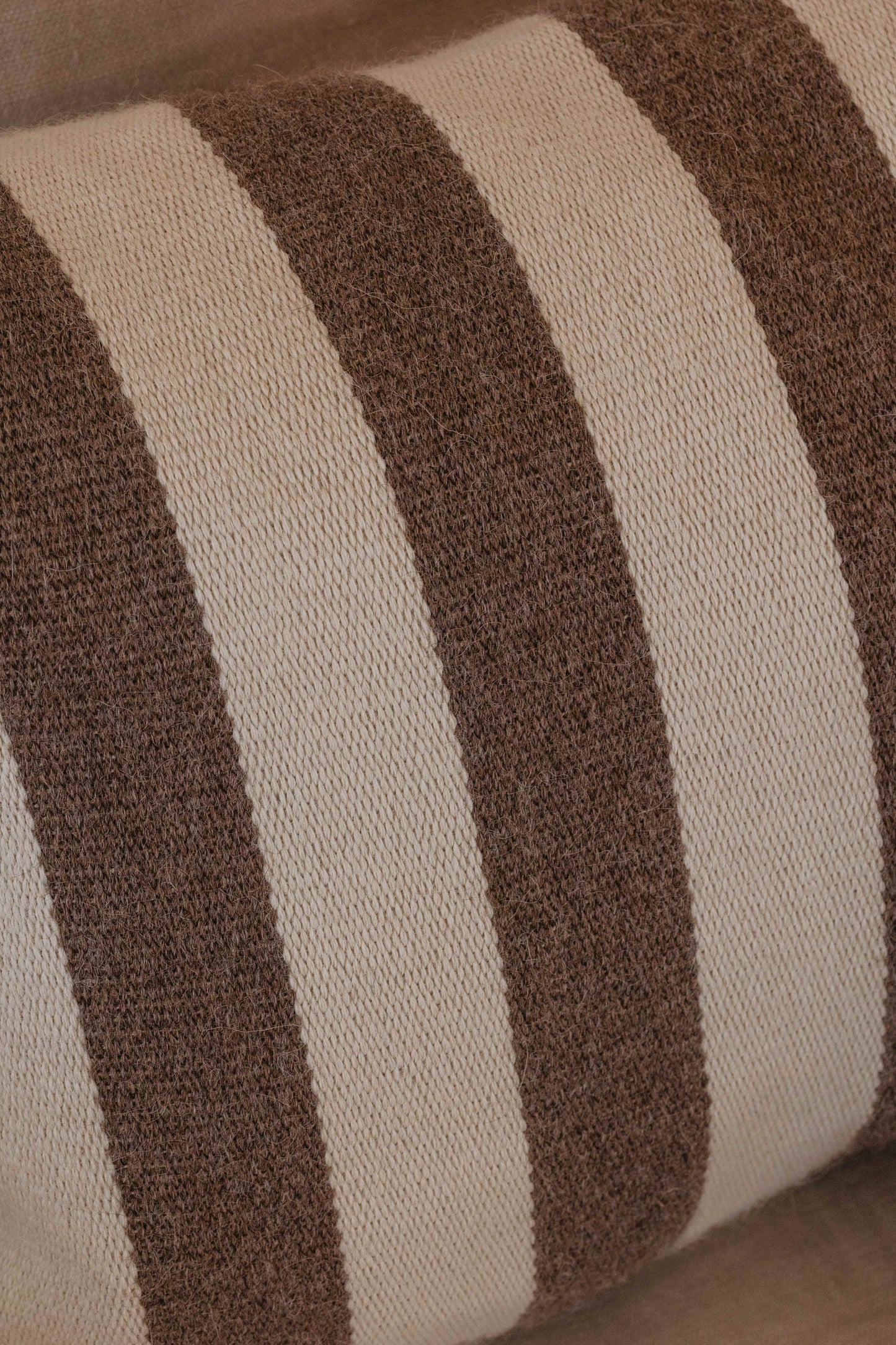 Almohadón artesanal XL en alpaca cruda. Hecho a mano en España, de ÁBBATTE.
