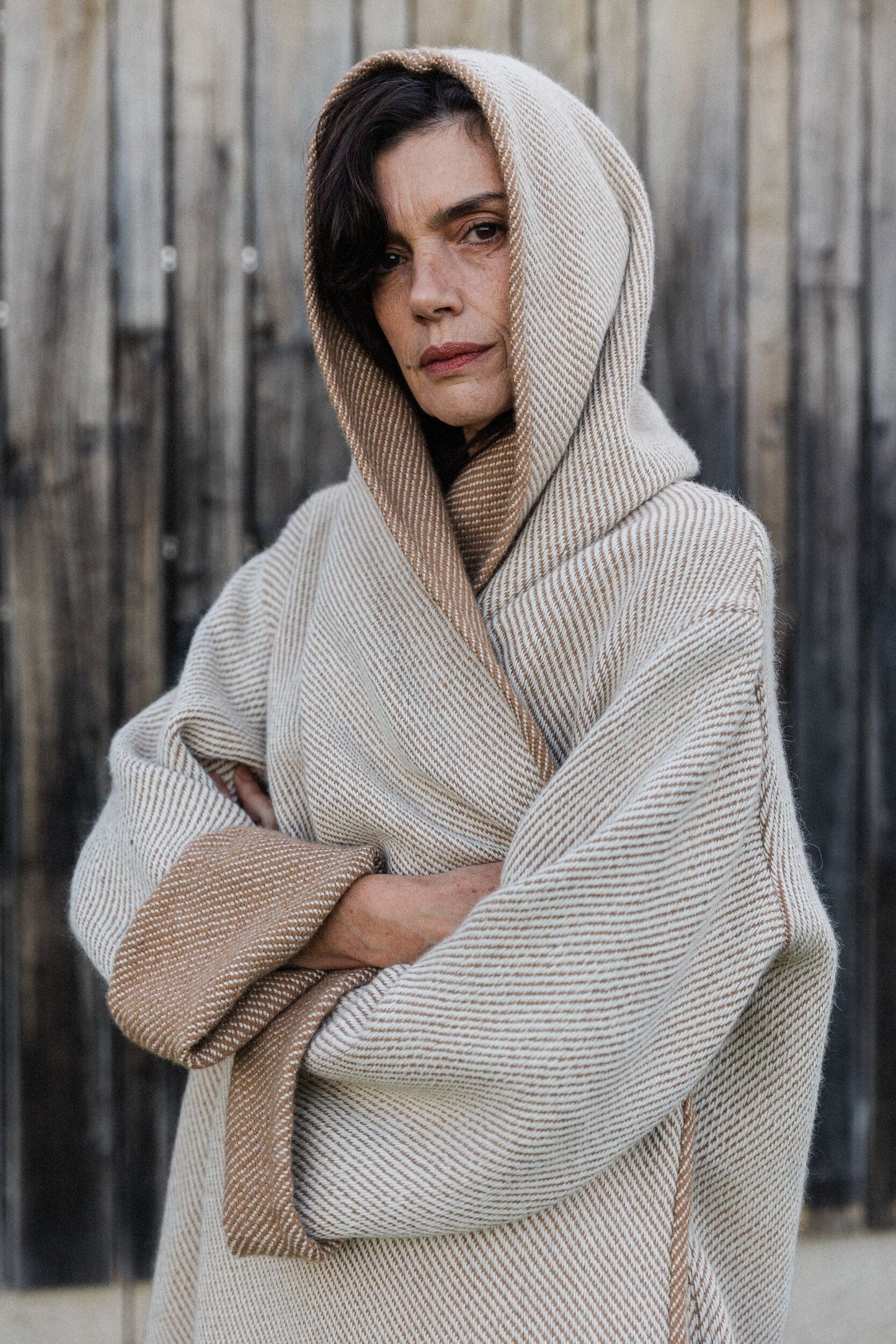 Abrigo hecho a mano en España con alpaca natural en colaboración con Atelier Aletheia. De ÁBBATTE