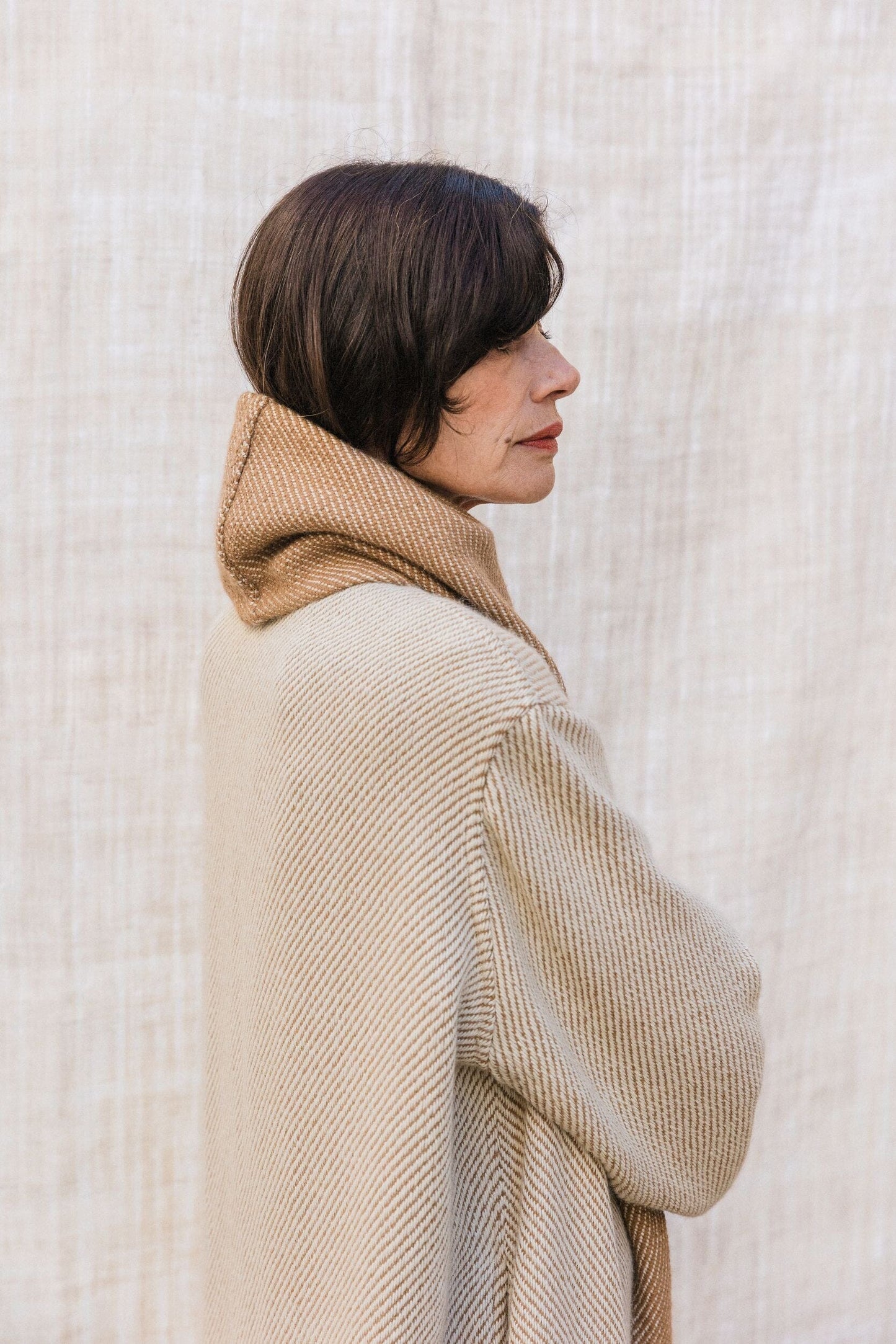 Abrigo hecho a mano en España con alpaca natural en colaboración con Atelier Aletheia. De ÁBBATTE