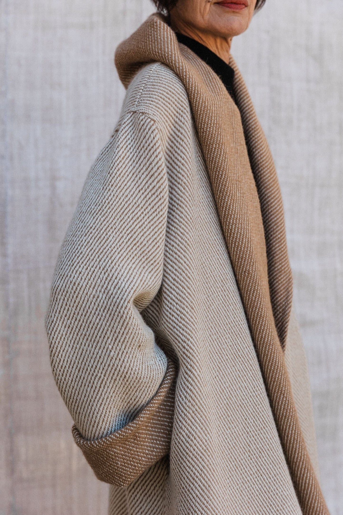 Abrigo hecho a mano en España con alpaca natural en colaboración con Atelier Aletheia. De ÁBBATTE