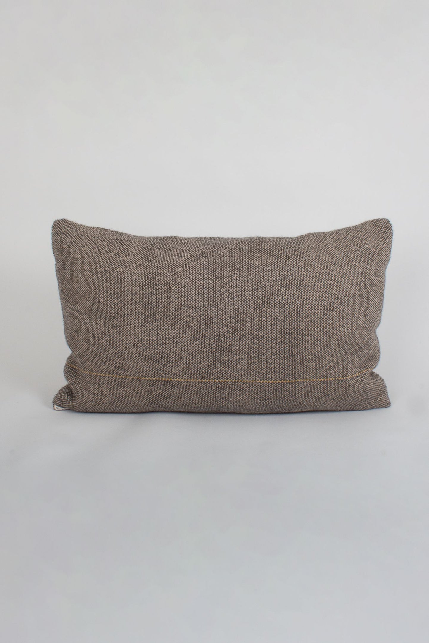 Almohadón de alpaca en tafetán. Hecho a mano en España, de ÁBBATTE.