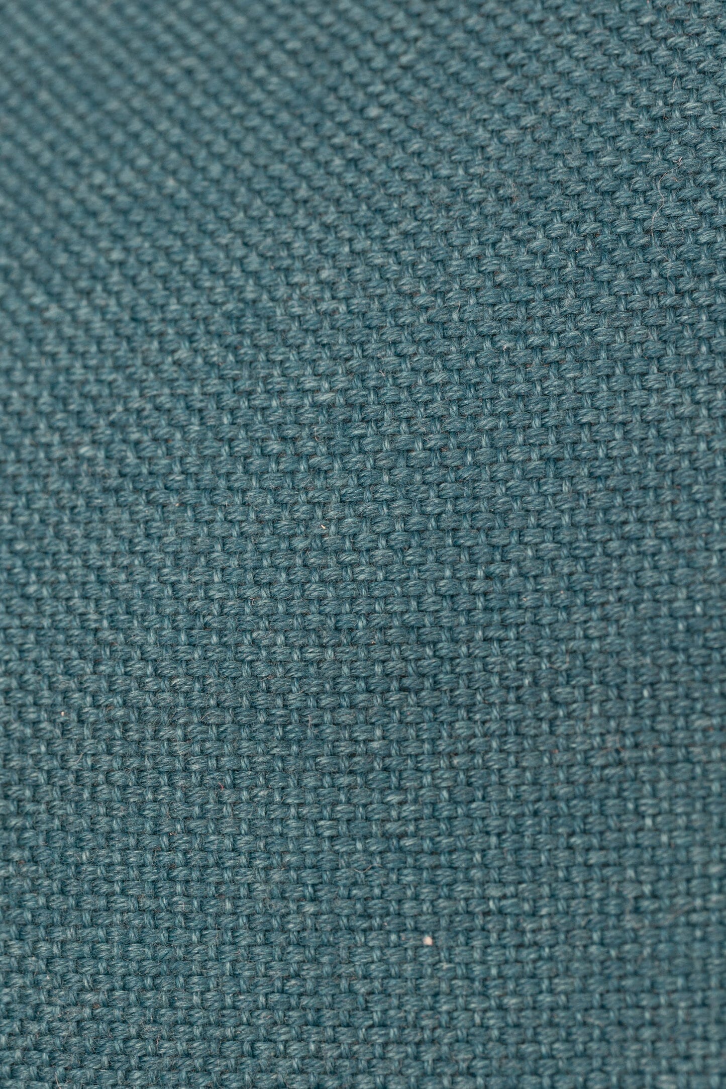 Almohadón de rayas de alpaca baby con seda. Hecho a mano en España por ÁBBATTE.