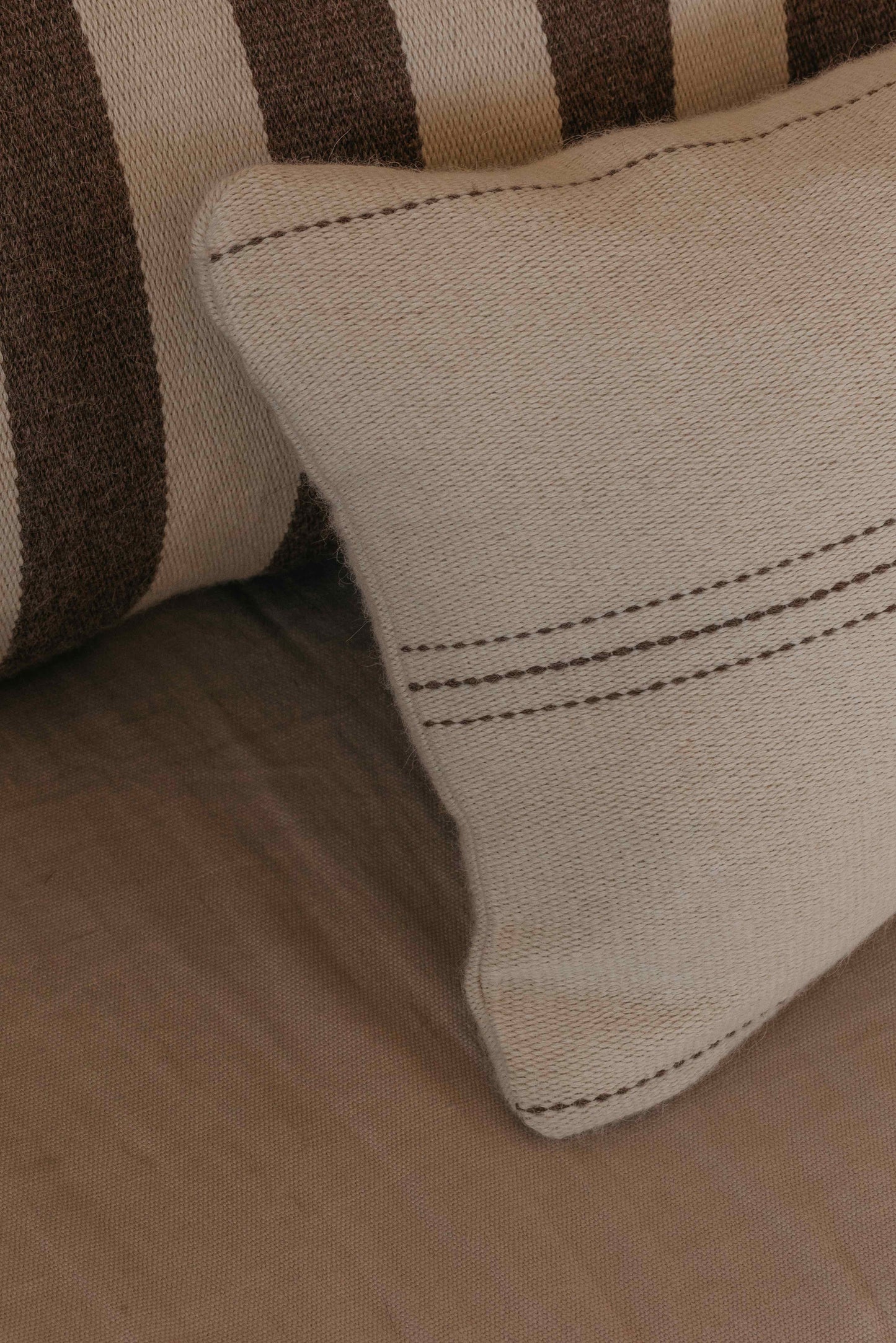 Almohadón de rayas en alpaca. Hecho a mano en España por ÁBBATTE.