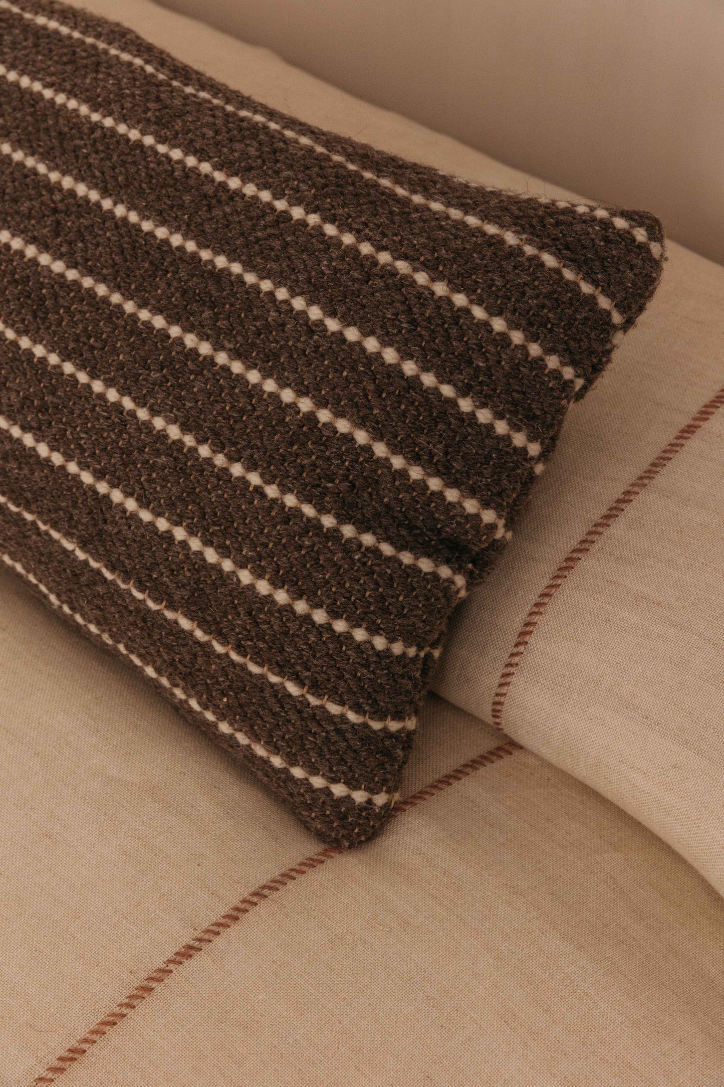 Almohadón de alpaca  en sarga con tintes naturales. Hecho a mano en España por ÁBBATTE.