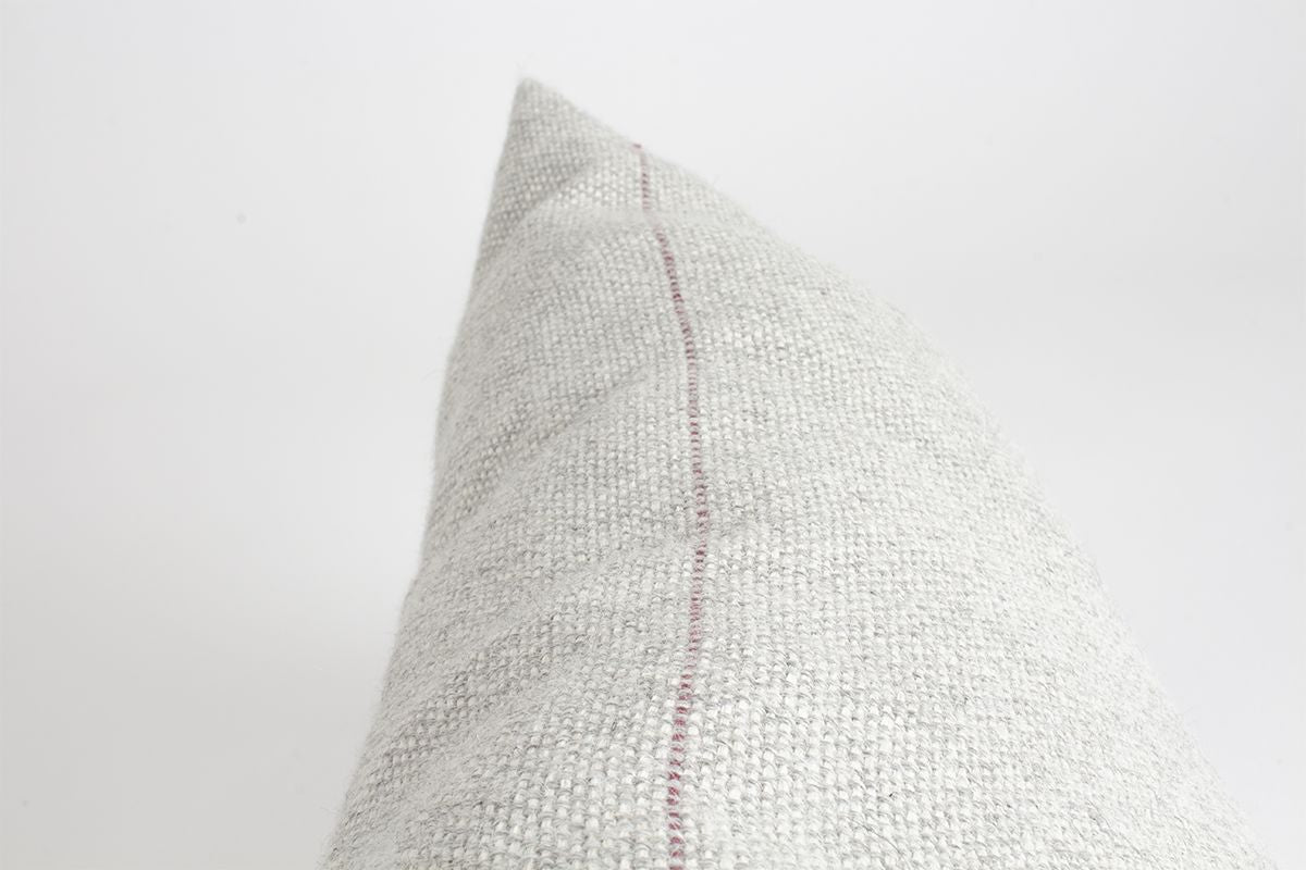 Almohadón de raya en alpaca, alpaca cruda. Hecho a mano en España, de ÁBBATTE.
