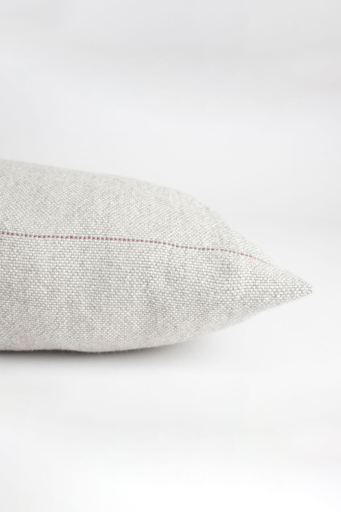 Almohadón de raya en alpaca, alpaca cruda. Hecho a mano en España, de ÁBBATTE.