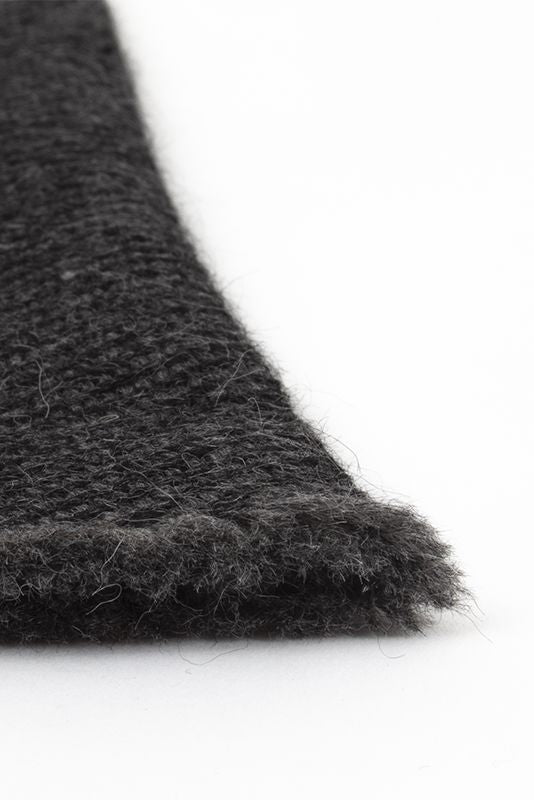 Bufanda de alpaca en dos grises hecha artesanalmente en España, de ÁBBATTE