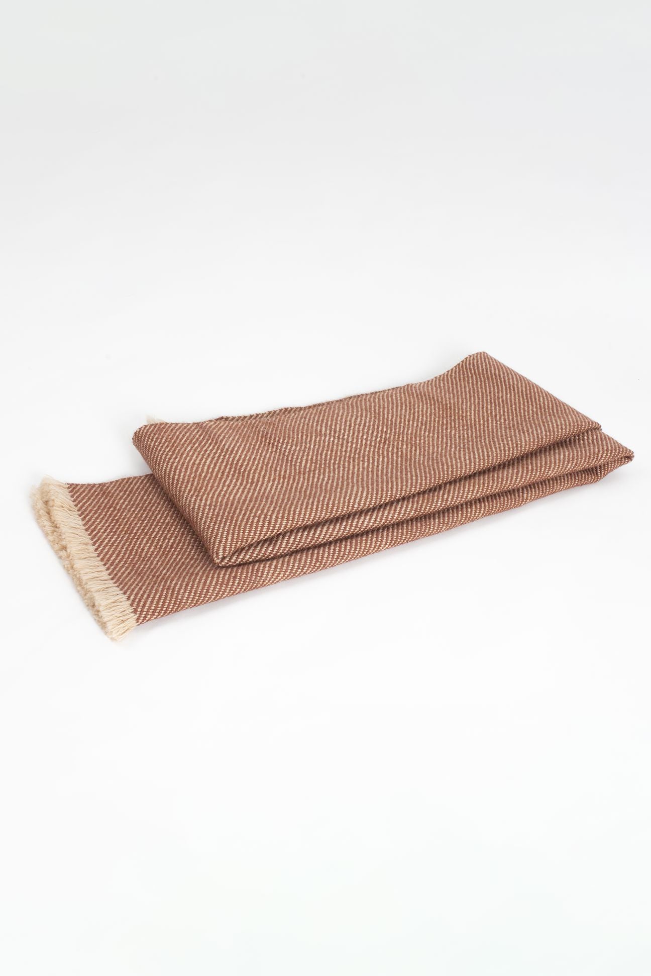 Bufanda en espiga artesanal de alpaca 100% y con tintes naturales. De ÁBBATTE