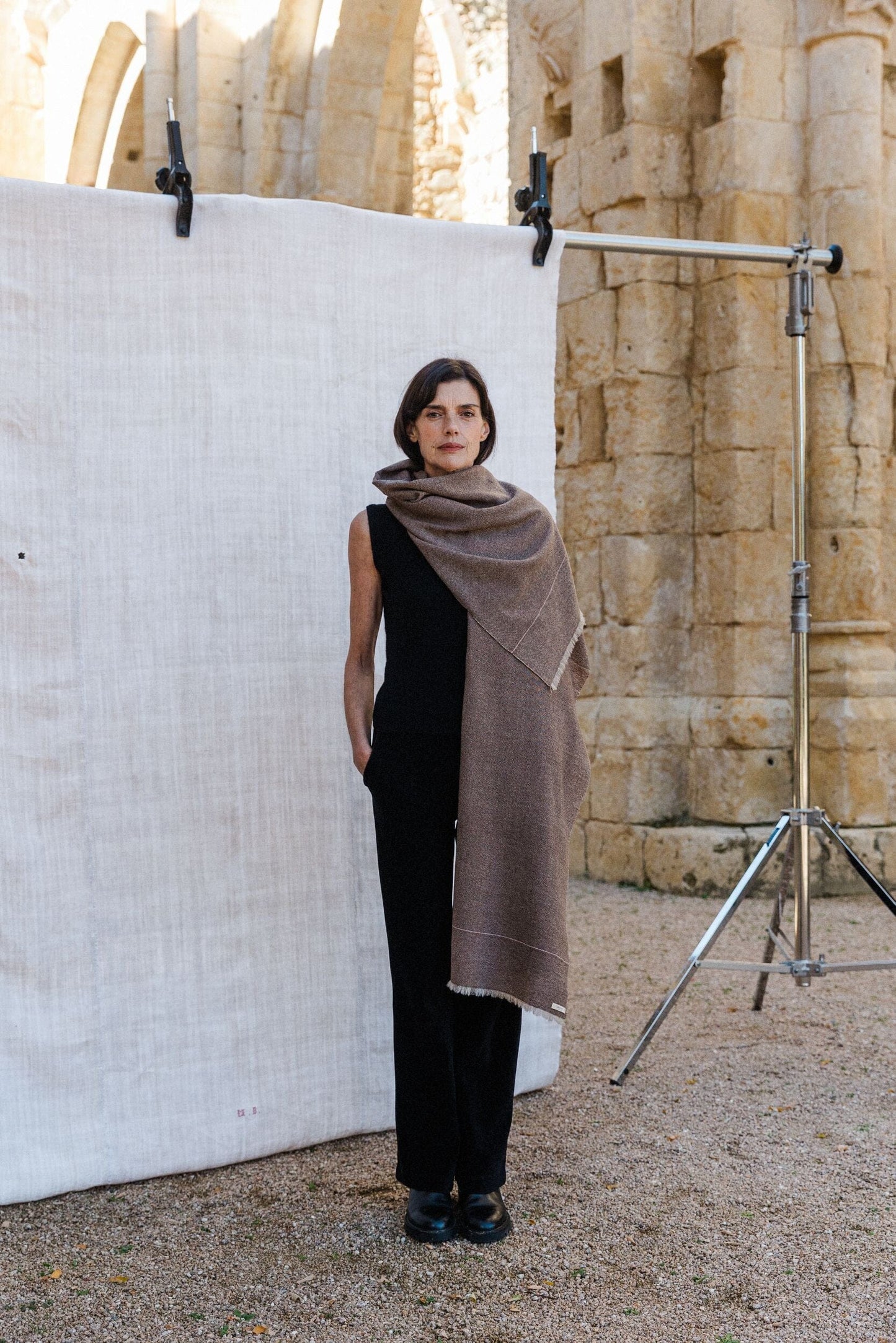 Chal de cashmere con flecos y raya fina, realizado a mano en España por ÁBBATTE