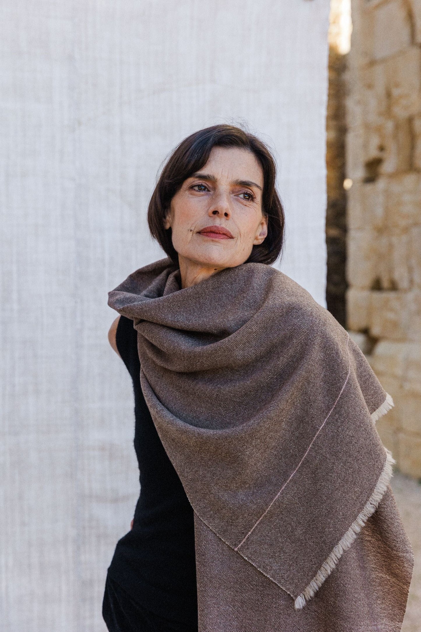 Chal de cashmere con flecos y raya fina, realizado a mano en España por ÁBBATTE