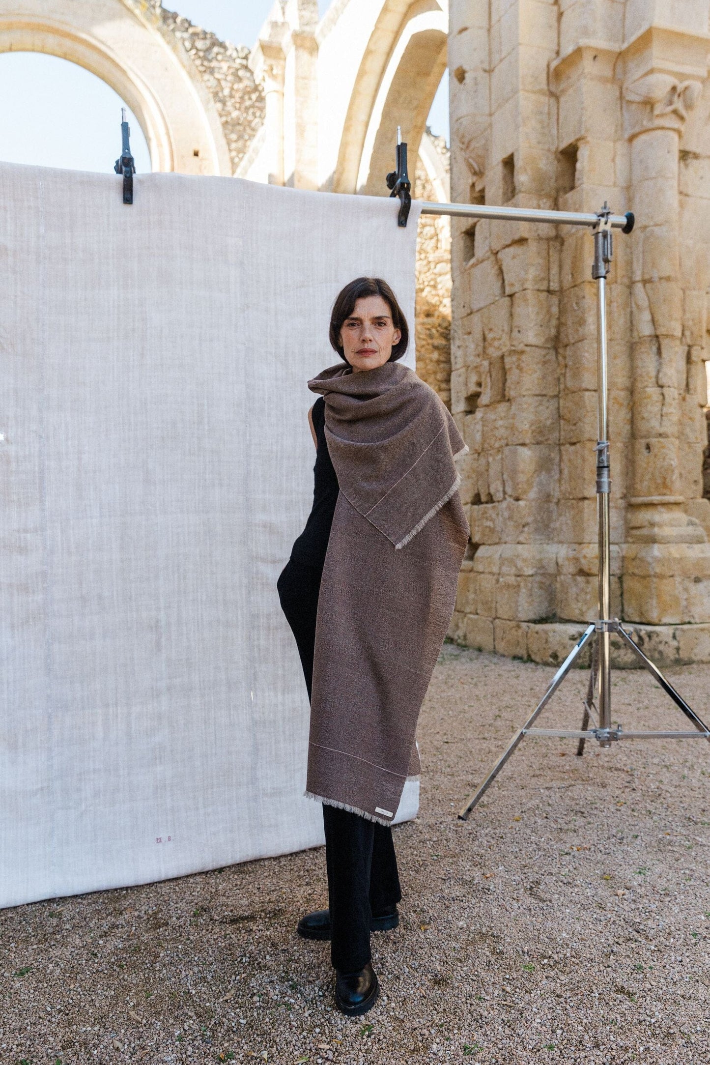 Chal de cashmere con flecos y raya fina, realizado a mano en España por ÁBBATTE