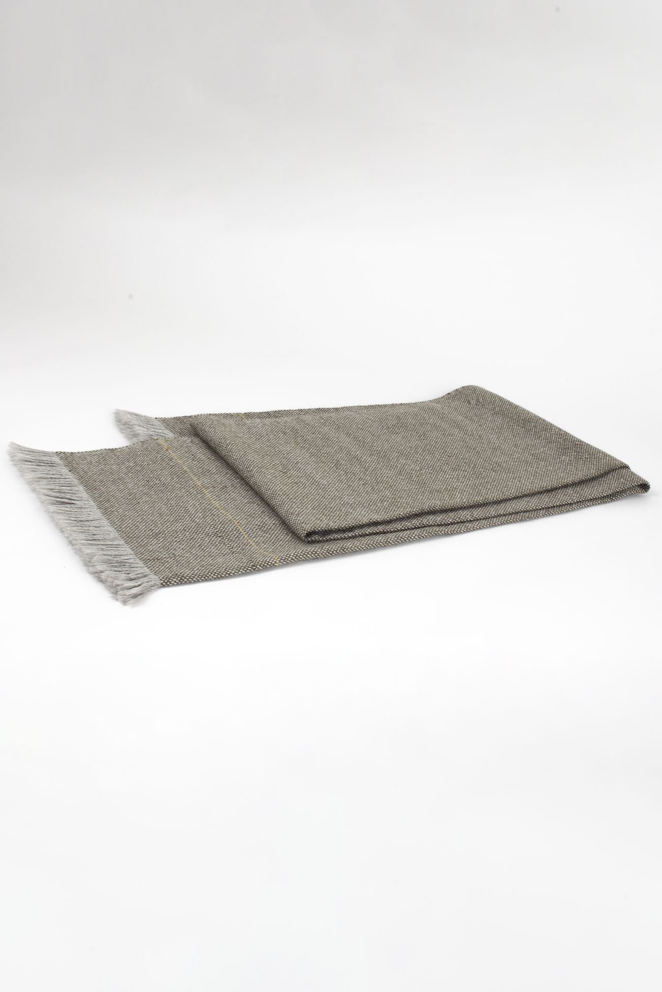 Chal artesanal de alpaca  con flecos y raya fina hecho a mano en España, de ÁBBATTE