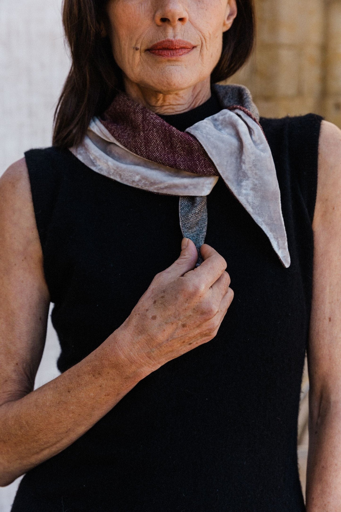 Cuello artesanal de cashmere y terciopelo hecho en España. De ÁBBATTE