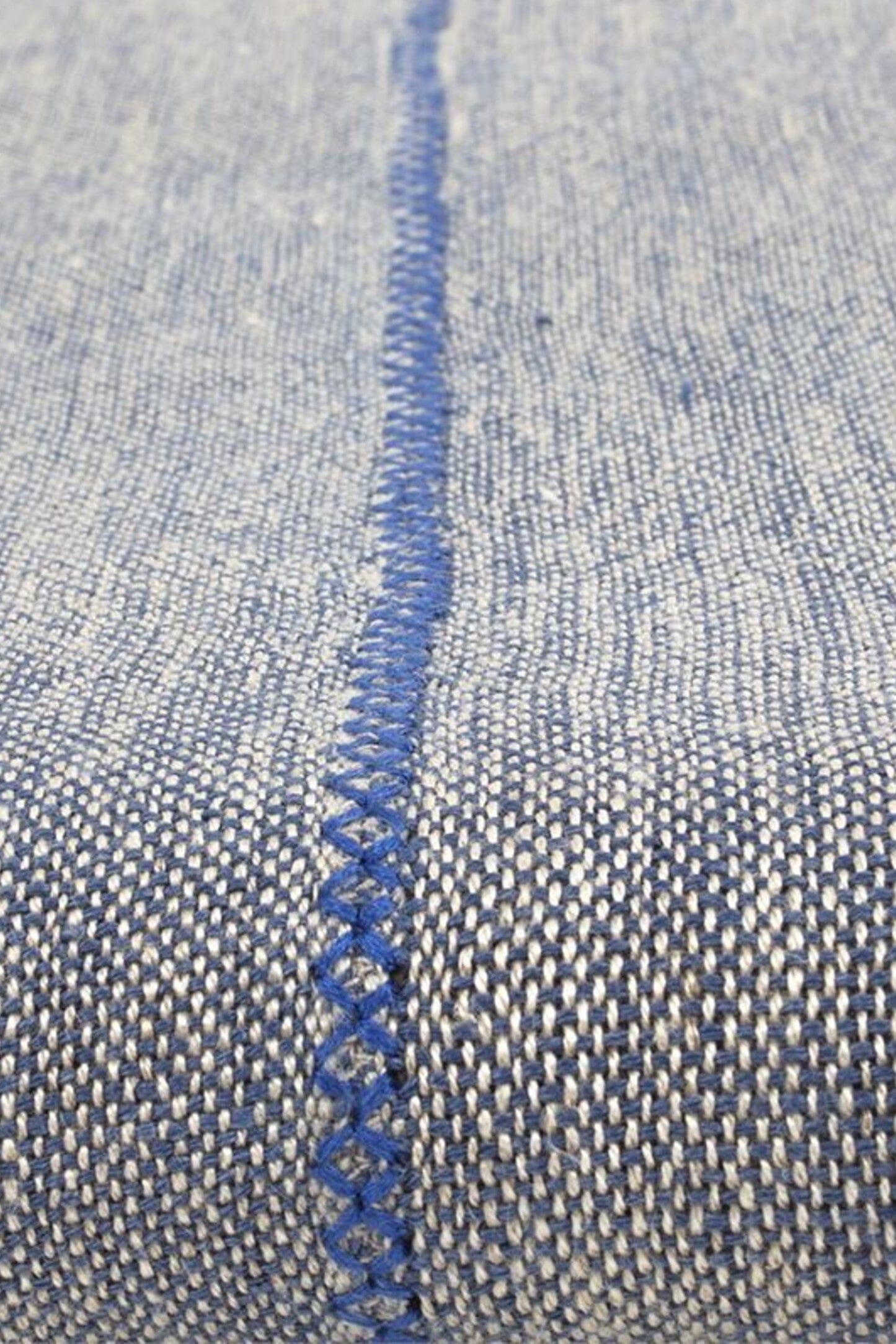 Detalle de mantel de lino azul hecho en España por ÁBBATTE