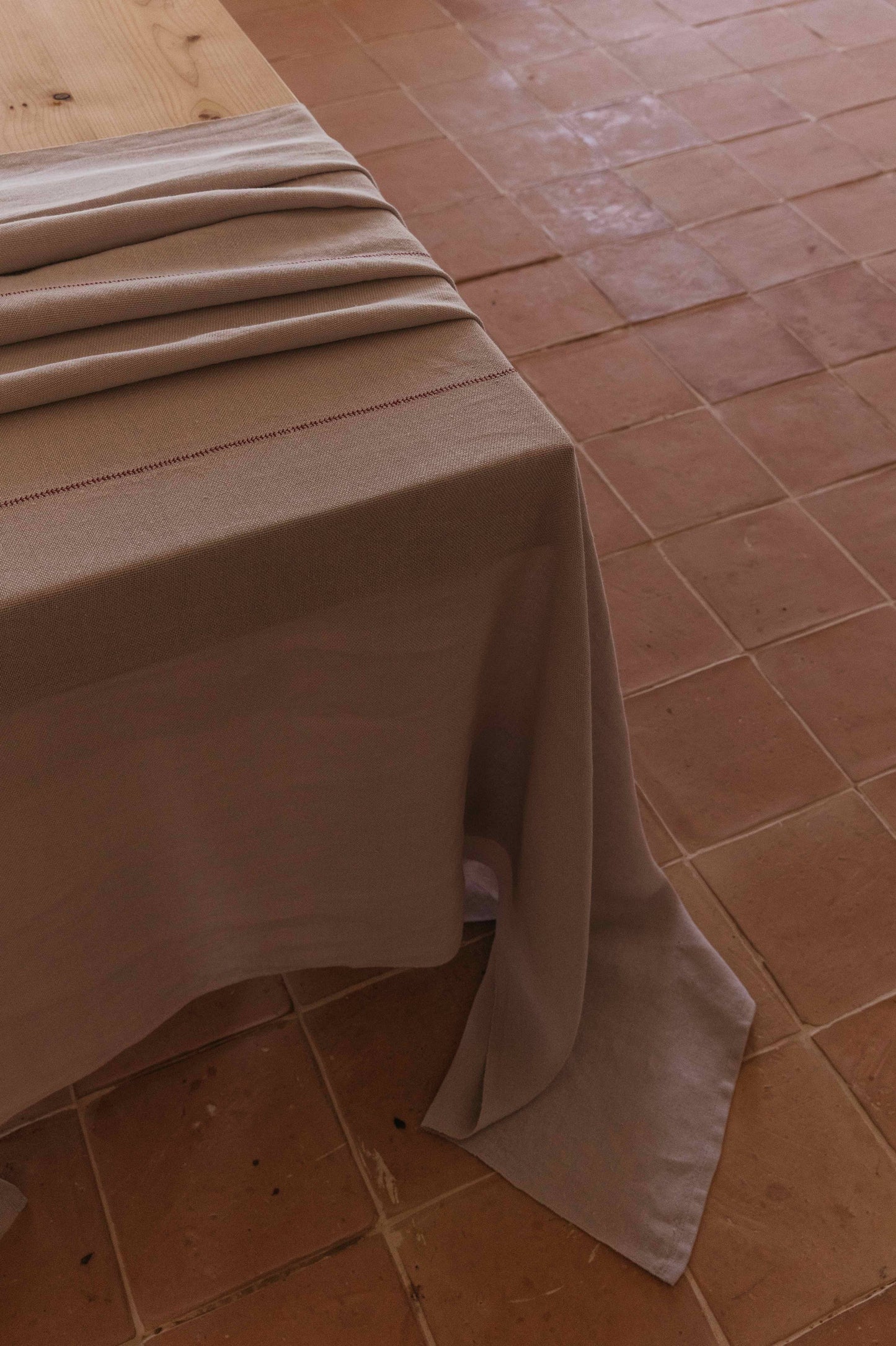 Mantel de lino malva hecho a mano en España, de ÁBBATTE.