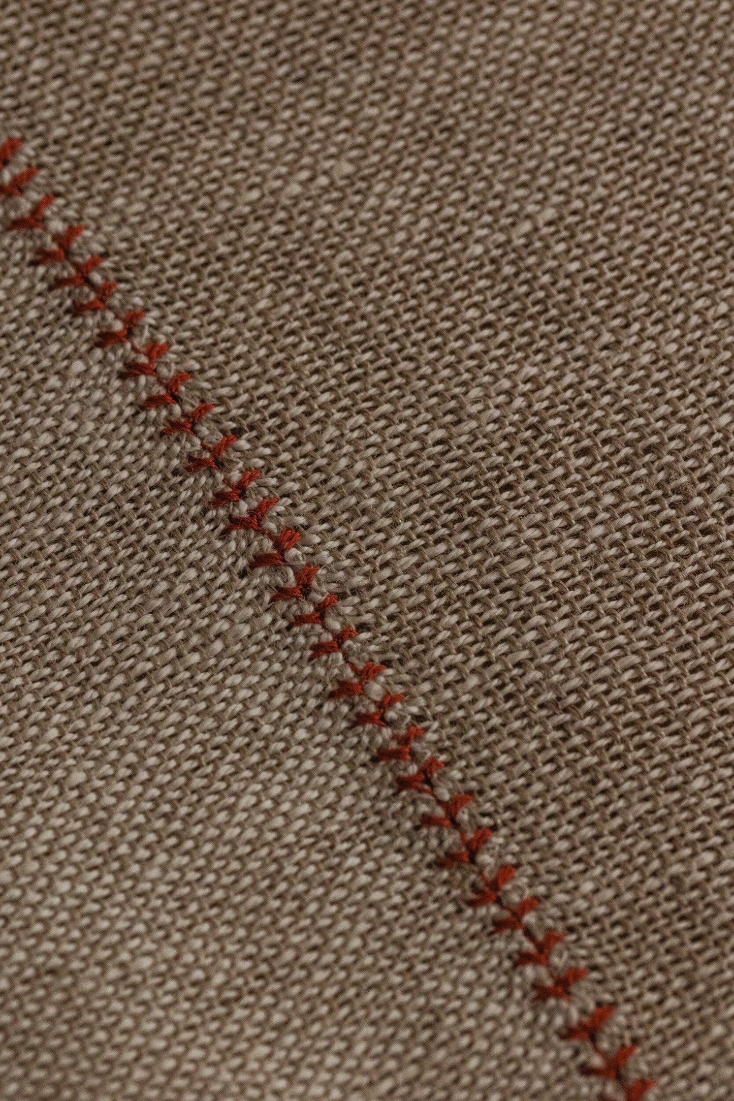 Detalle de mantel de lino hecho a mano en España con uniones en forma de palmera. De ÁBBATTE.