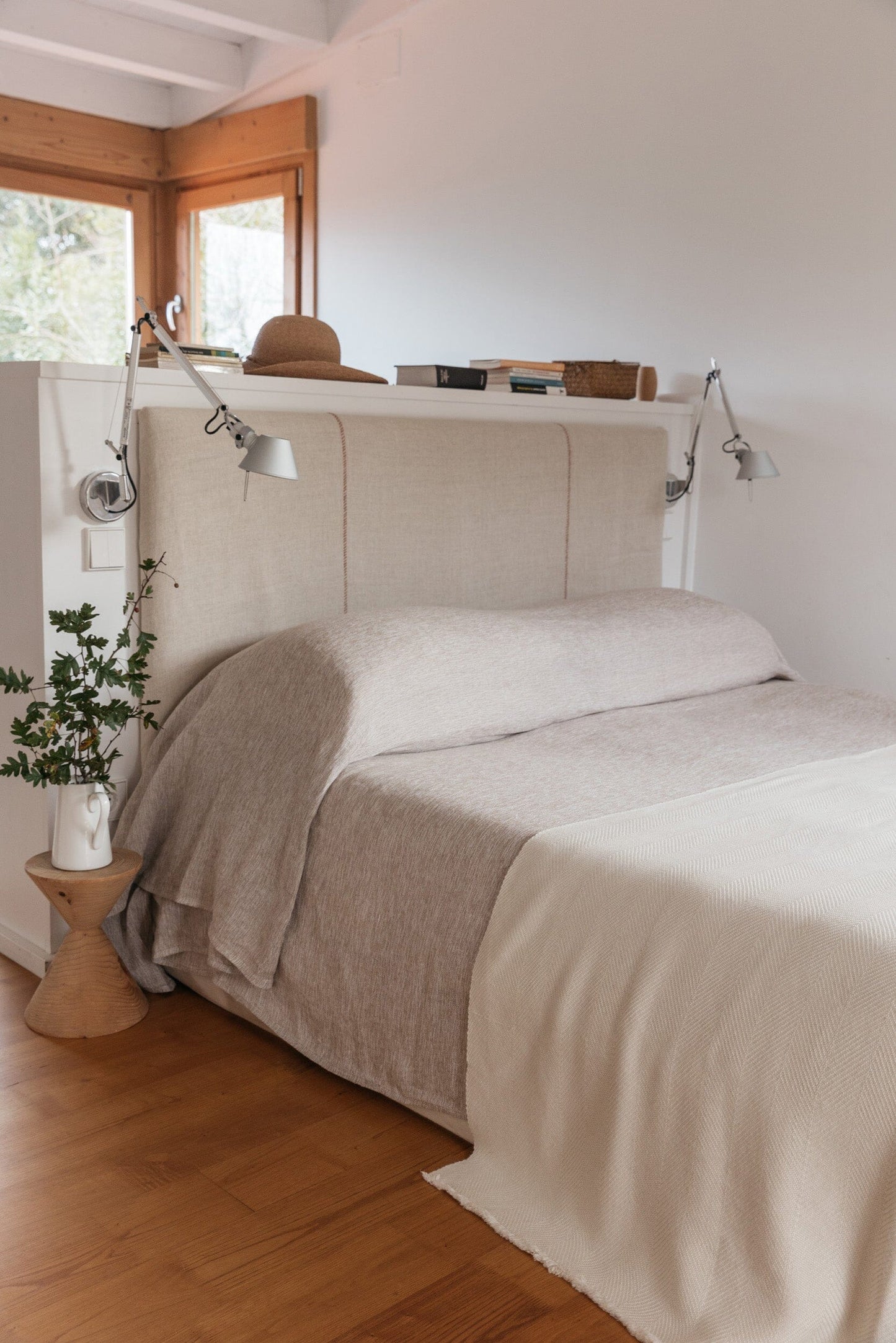 Pie de cama artesanal en alpaca baby y seda realizado en España, de ÁBBATTE