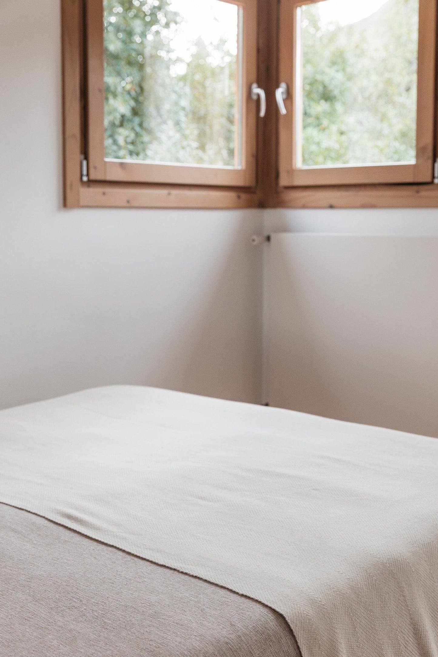 Pie de cama artesanal en alpaca baby y seda realizado en España, de ÁBBATTE