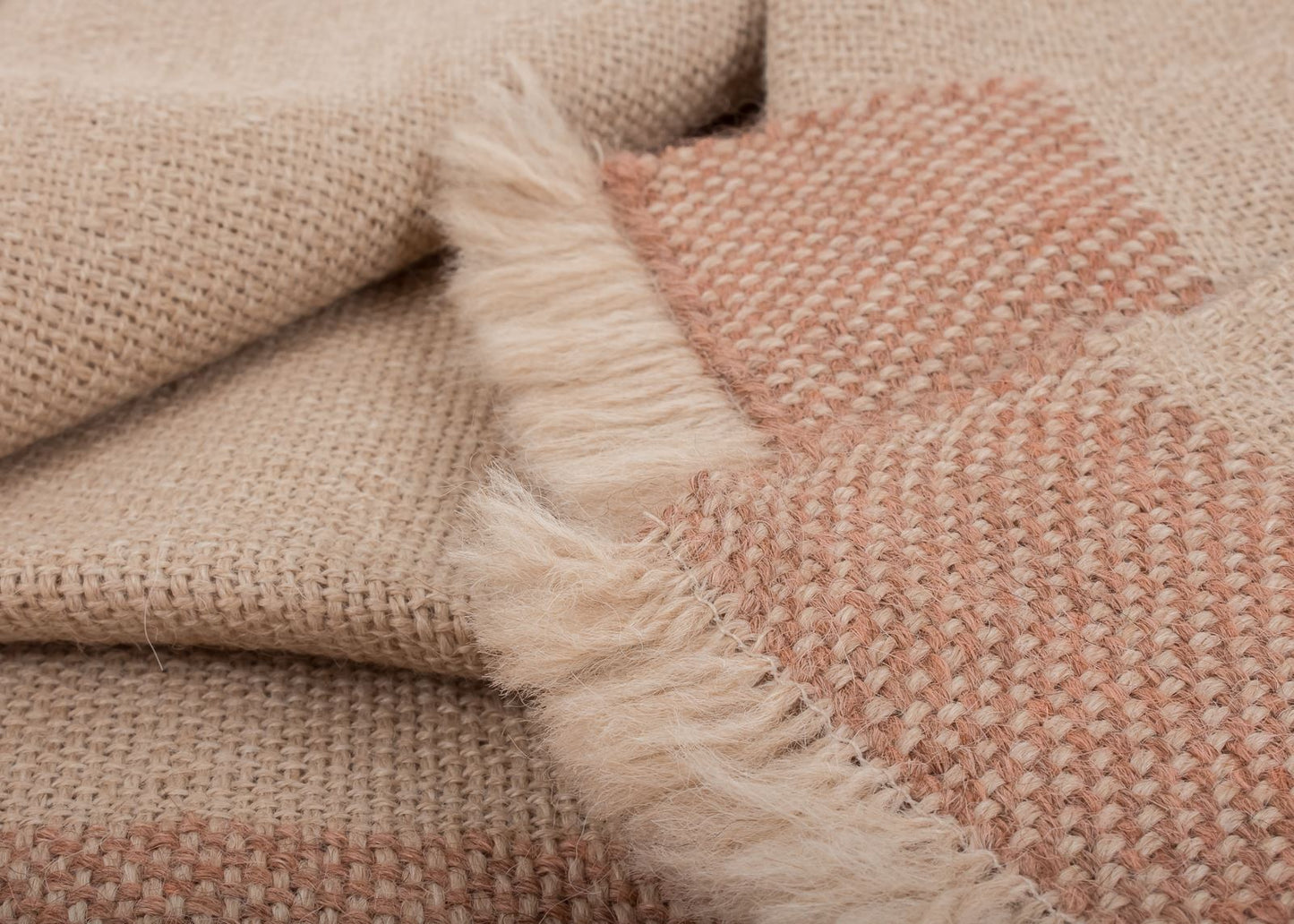 Detalle de manta de bebé de alpaca hecha en telar manual en España, de ÁBBATTE