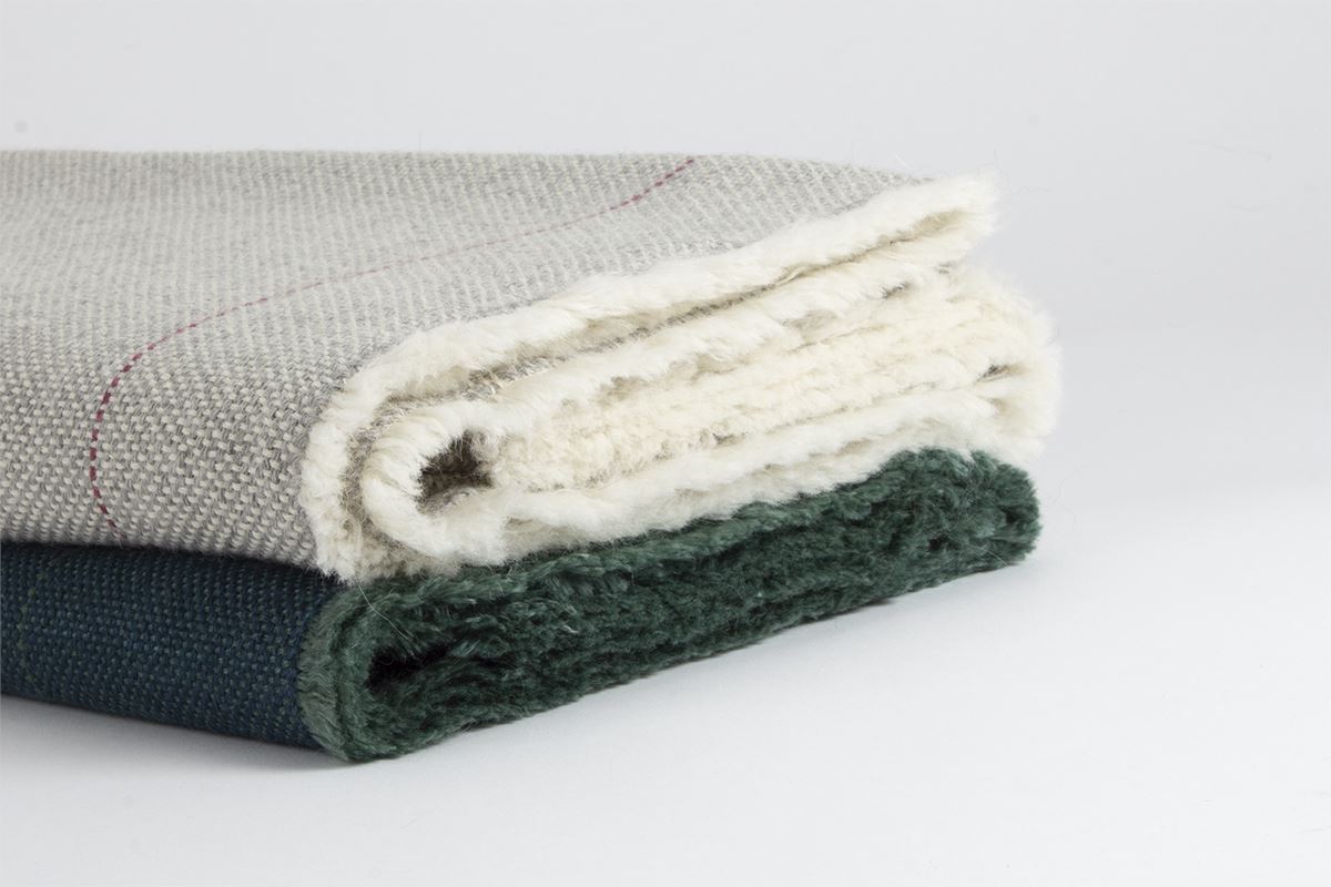 Manta de Alpaca cruda con gris niebla