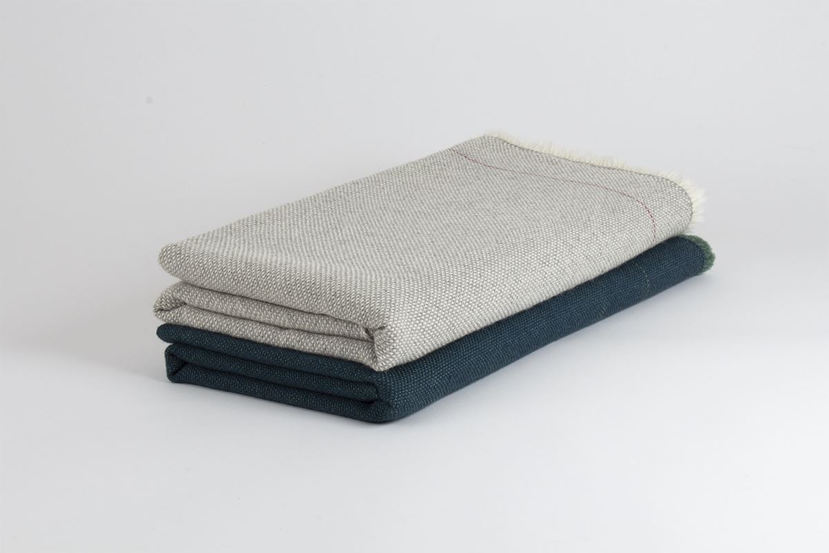 Manta de Alpaca cruda con gris niebla