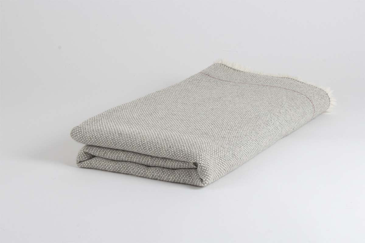Manta de Alpaca cruda con gris niebla