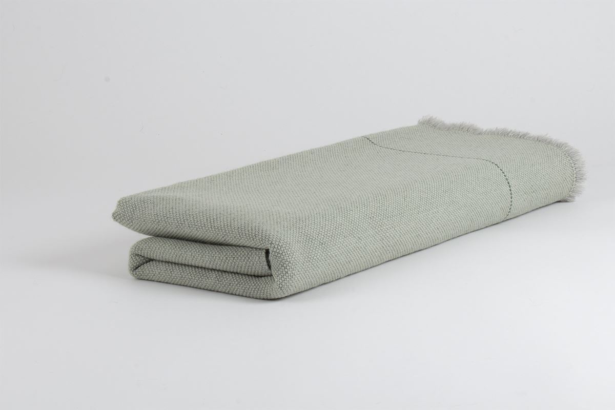Manta hecha a mano en España de alpaca y lana merino, de ÁBBATTE.