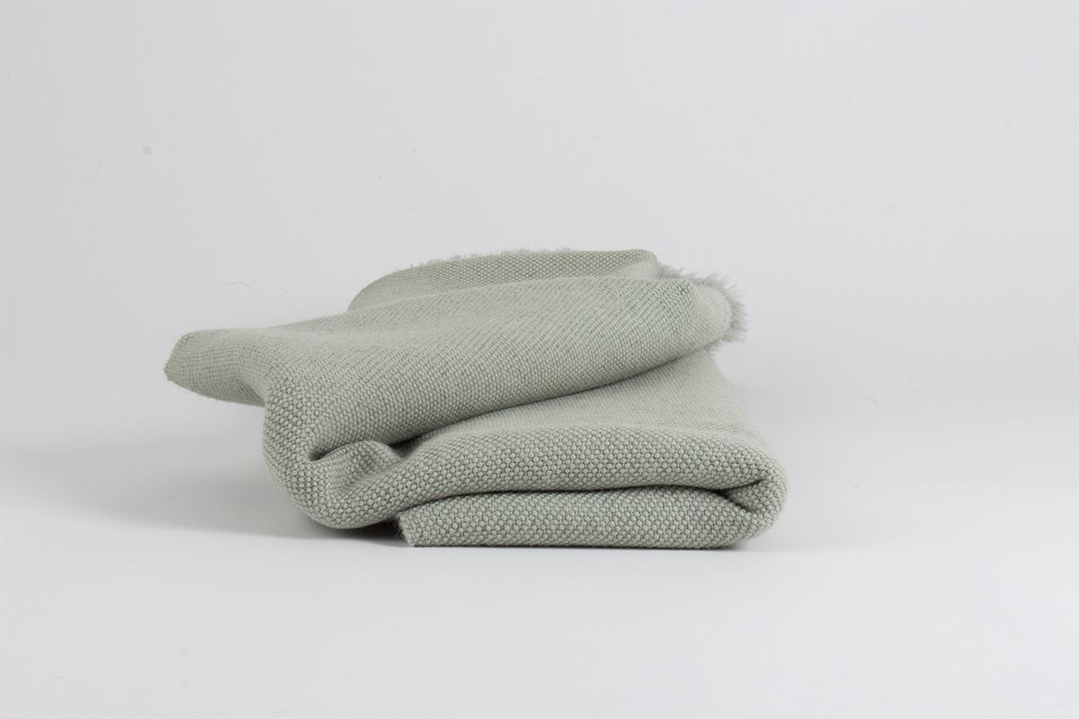 Manta hecha a mano en España de alpaca y lana merino, de ÁBBATTE.