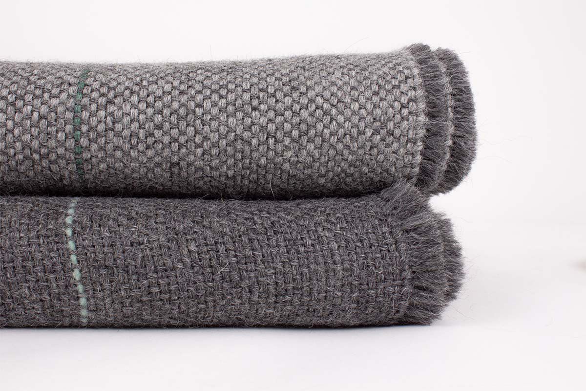 Manta de Alpaca gris marengo con gris lluvia, raya verde