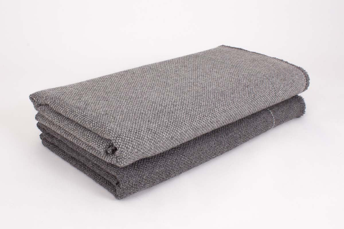Manta de Alpaca gris marengo con gris lluvia, raya verde