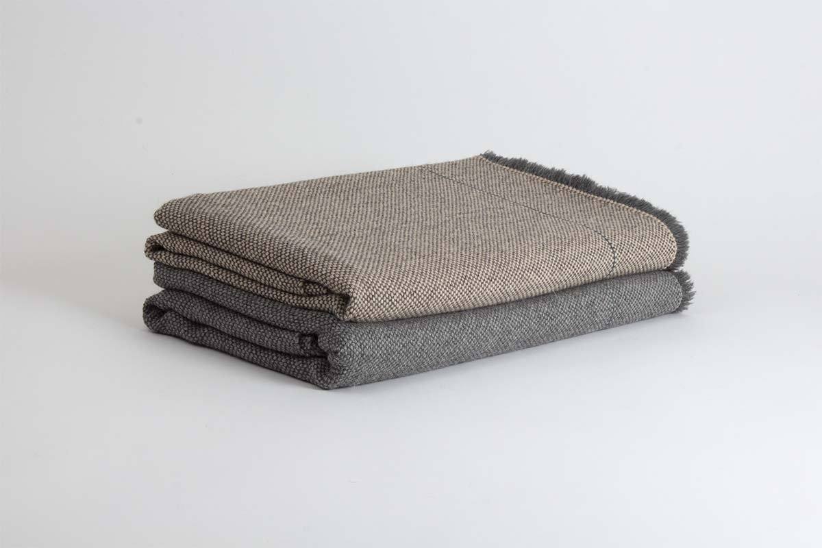 Manta de Alpaca gris marengo con nuez