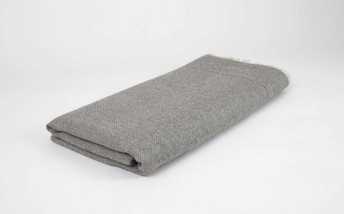 Manta en espiga de Lino gris lejiado con Alpaca gris lluvia
