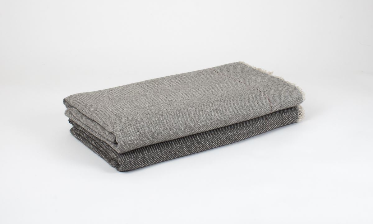 Manta en espiga de Lino gris lejiado con Alpaca gris lluvia