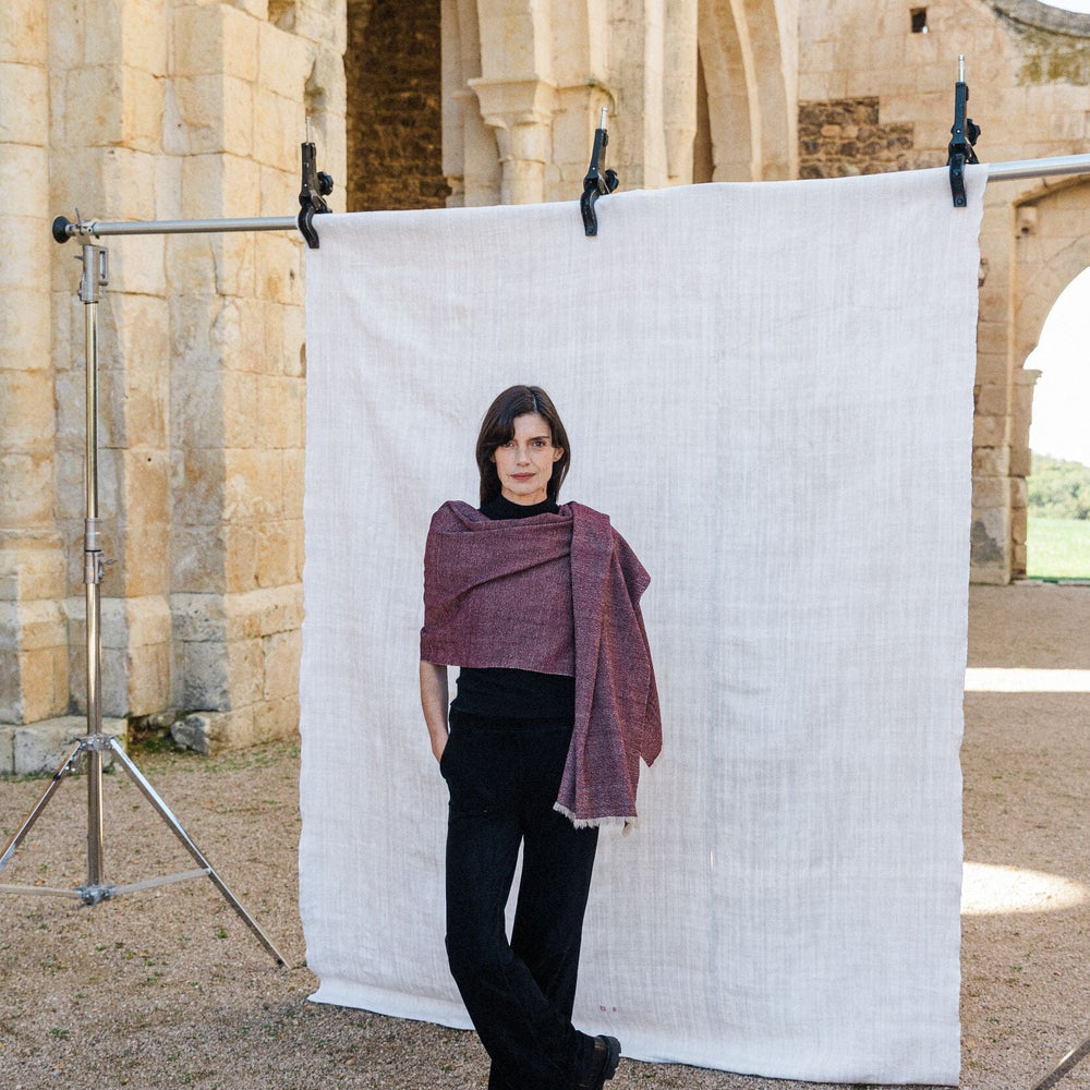 
                  
                    Chal de cashmere con flecos realizado a mano en España por ÁBBATTE
                  
                
