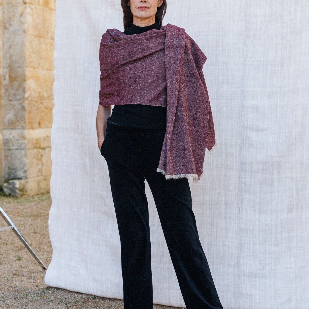 
                  
                    Chal de cashmere con flecos realizado a mano en España por ÁBBATTE
                  
                