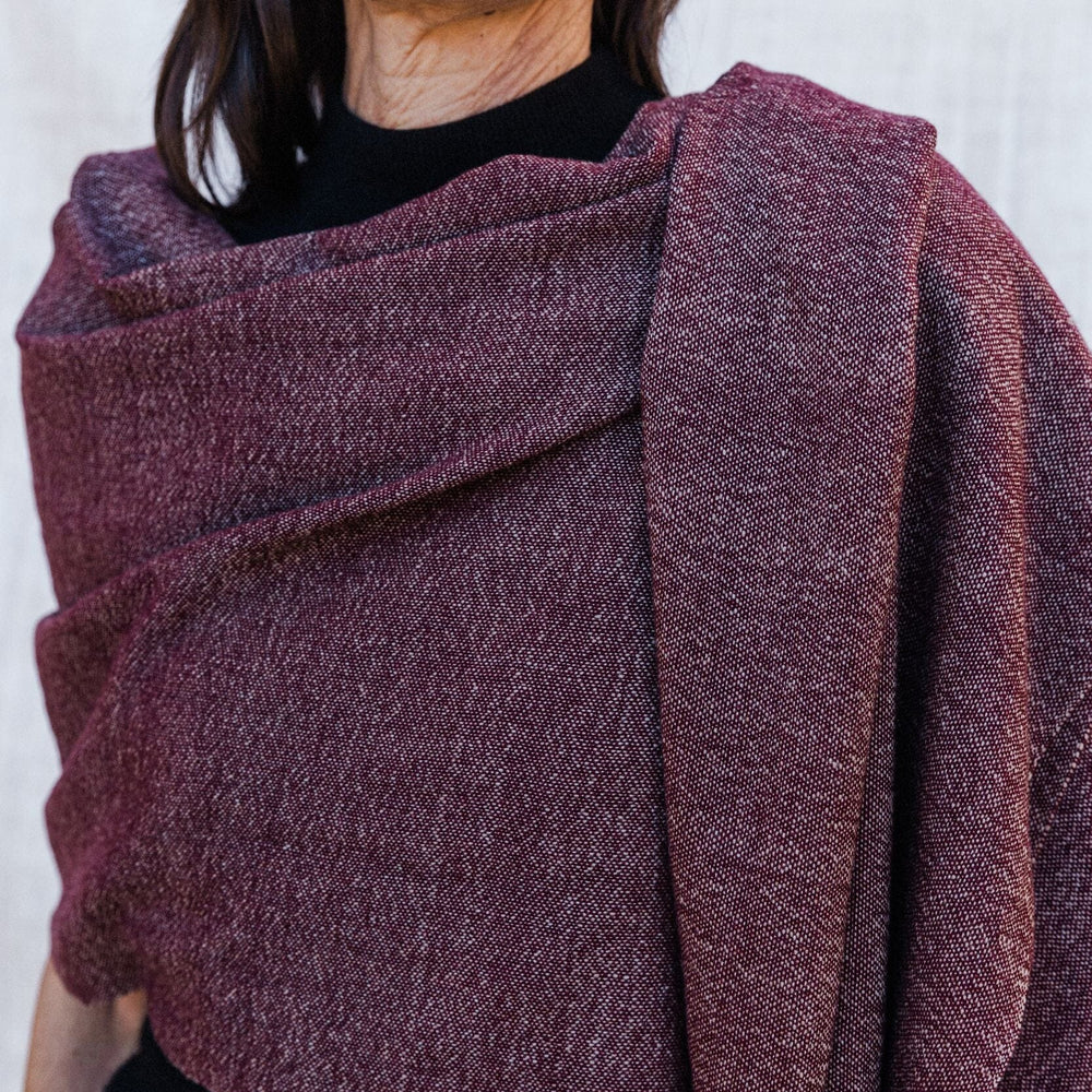 
                  
                    Chal de cashmere con flecos realizado a mano en España por ÁBBATTE
                  
                