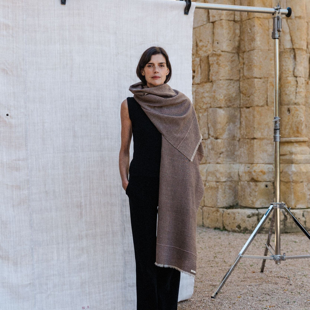 
                  
                    Chal de cashmere con flecos y raya fina, realizado a mano en España por ÁBBATTE
                  
                