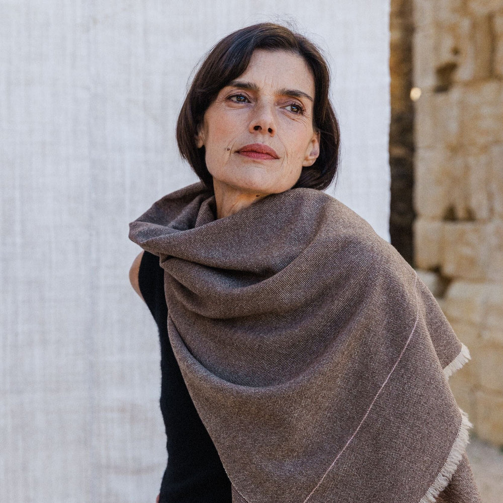 
                  
                    Chal de cashmere con flecos y raya fina, realizado a mano en España por ÁBBATTE
                  
                