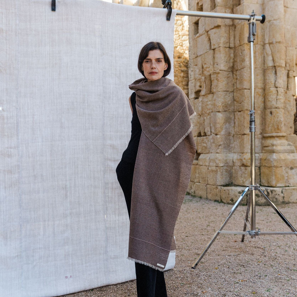 
                  
                    Chal de cashmere con flecos y raya fina, realizado a mano en España por ÁBBATTE
                  
                