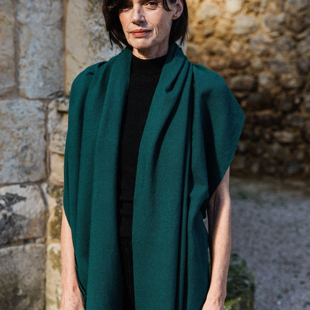 
                  
                    Chal de cashmere artesanal en color verde bosque, de ÁBBATTE
                  
                