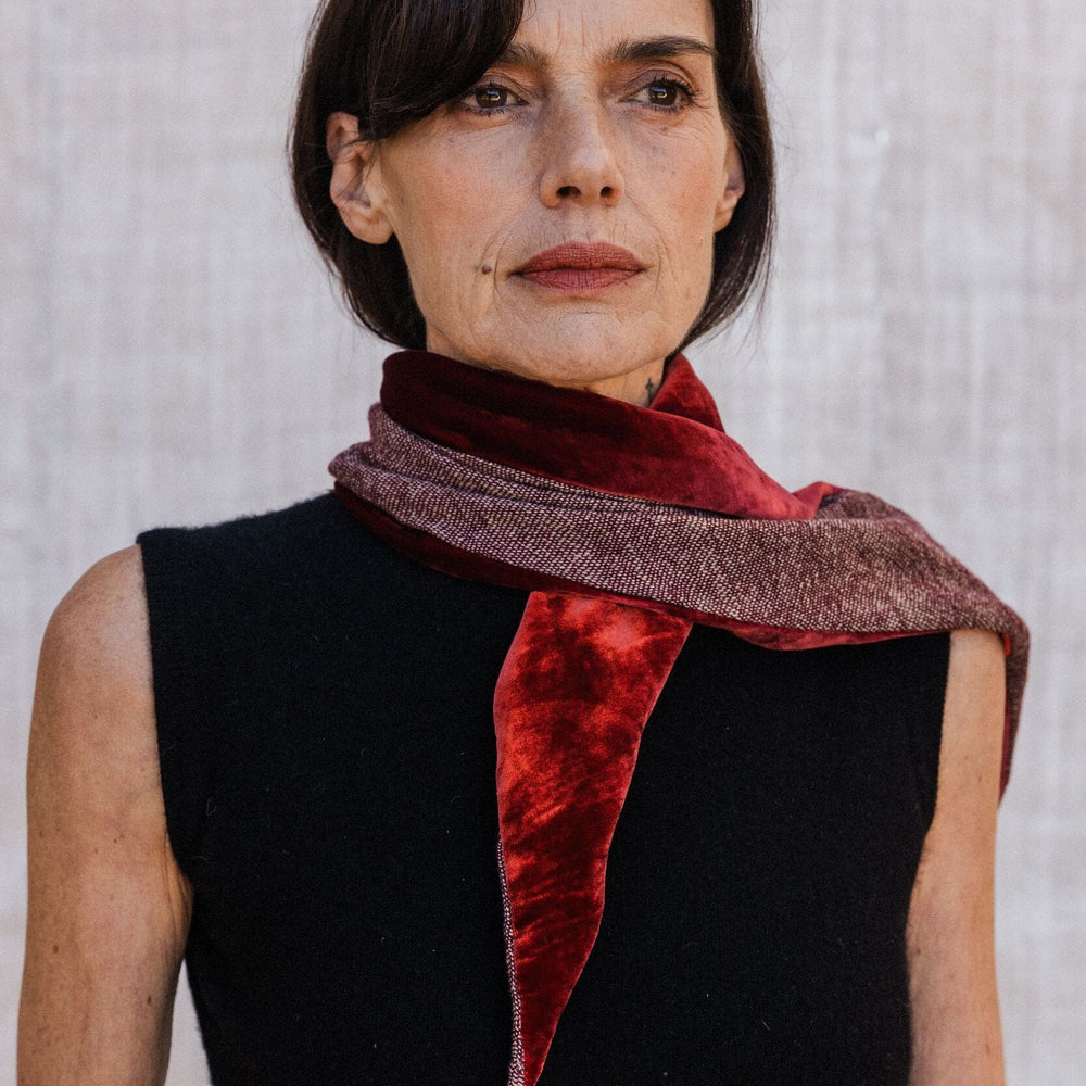 
                  
                    Cuello de cashmere y terciopelo realizado a mano por ÁBBATTE
                  
                