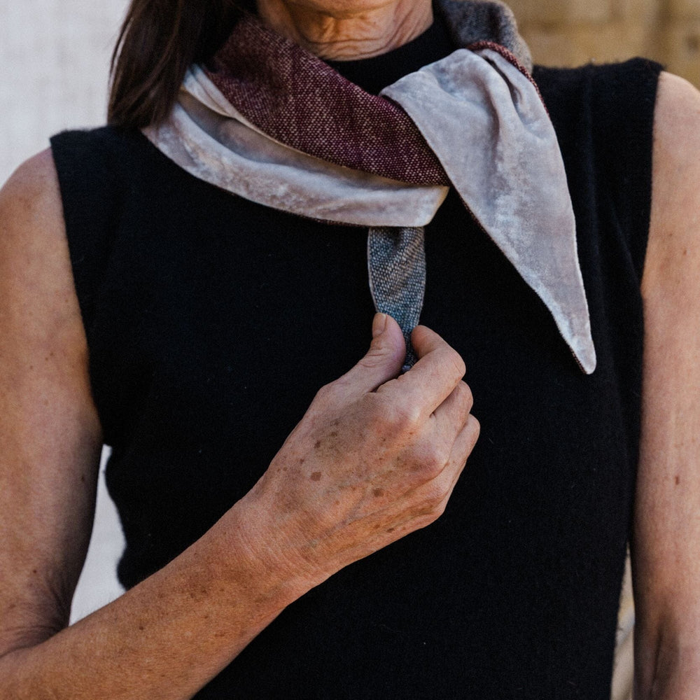 
                  
                    Cuello artesanal de cashmere y terciopelo hecho en España. De ÁBBATTE
                  
                
