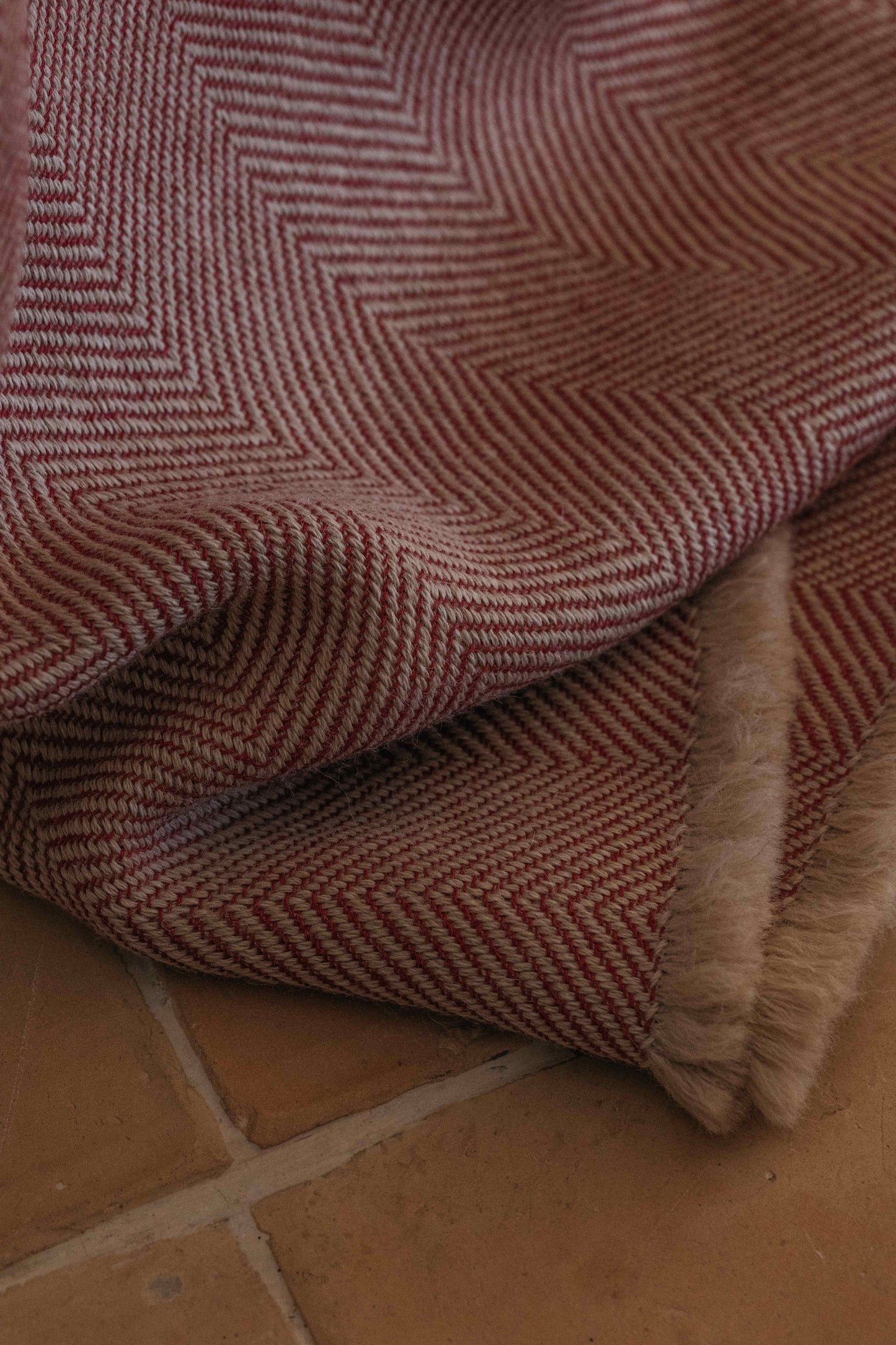 abbatte-manta-espiga-alpaca-nuez-lino-rosa-detalle