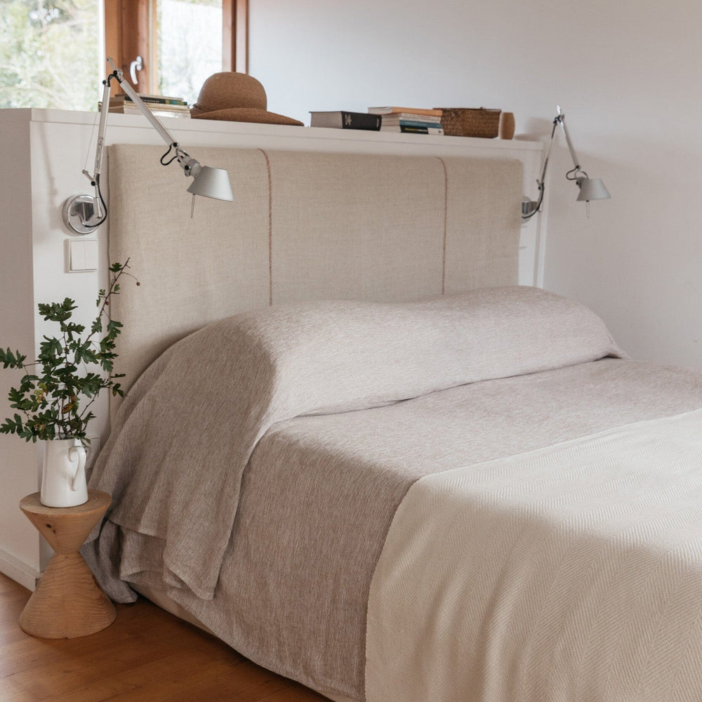 
                  
                    Pie de cama artesanal en alpaca baby y seda realizado en España, de ÁBBATTE
                  
                