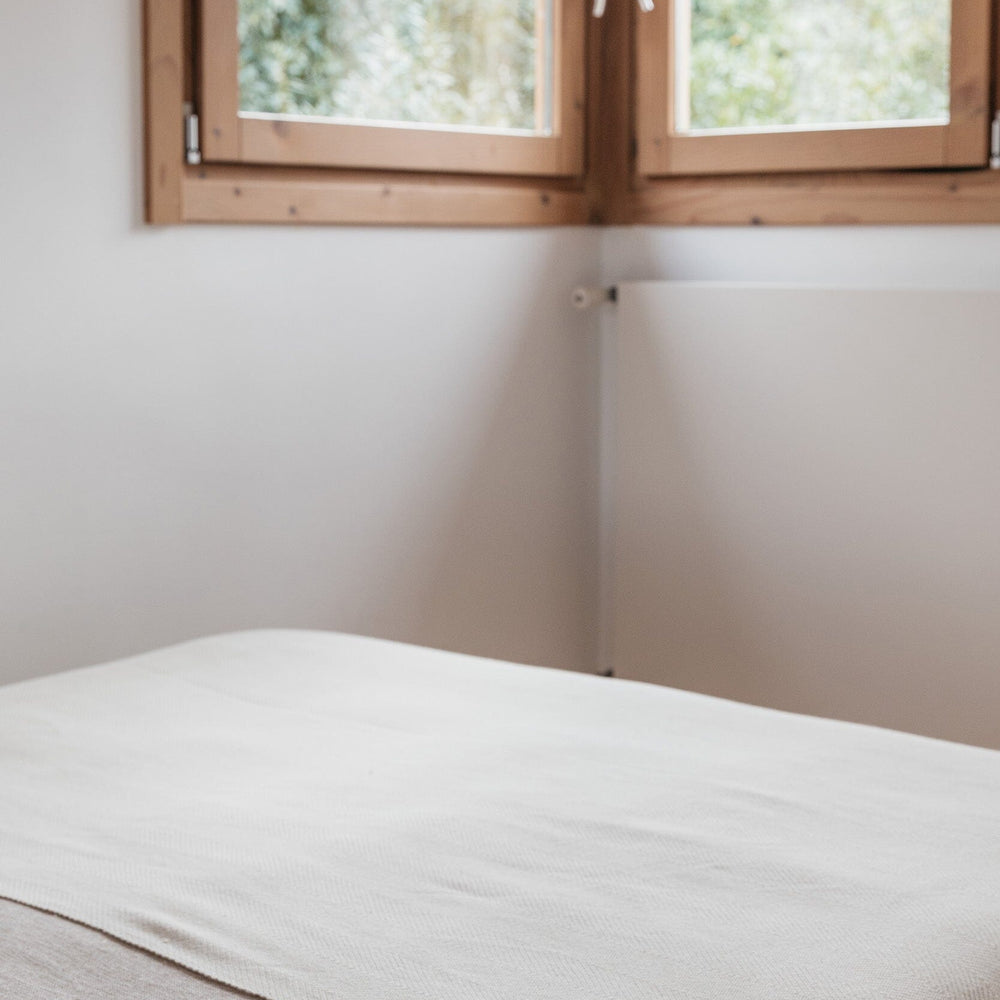 
                  
                    Pie de cama artesanal en alpaca baby y seda realizado en España, de ÁBBATTE
                  
                