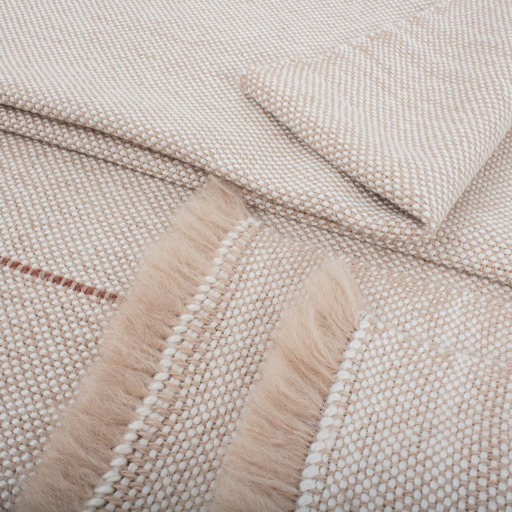 
                  
                    Manta Bebé de Alpaca Baby con Seda blanca y nuez
                  
                