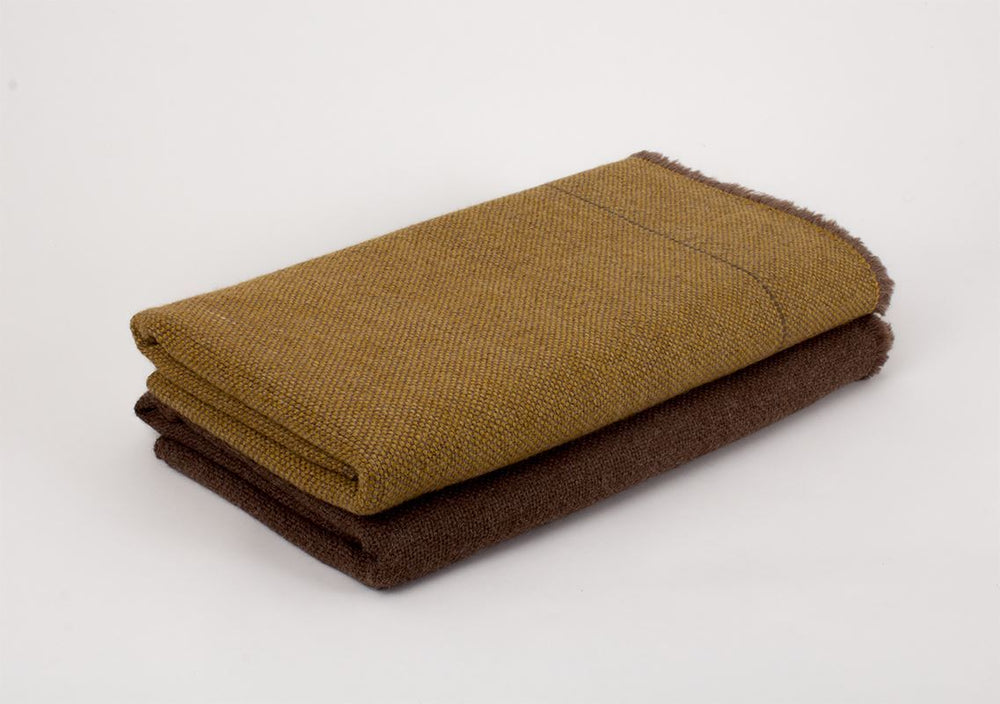 
                  
                    Manta de Alpaca amarillo-mostaza, teñida con tintes naturales
                  
                
