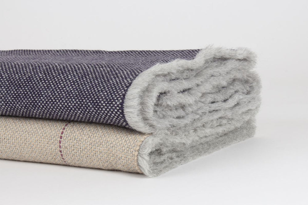 
                  
                    Manta de Alpaca Baby con Seda púrpura y gris niebla
                  
                