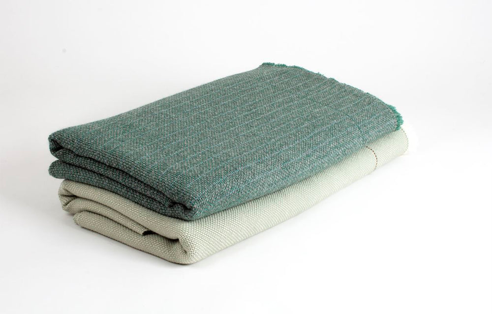 
                  
                    Manta de Alpaca Baby con Seda verde celadón
                  
                